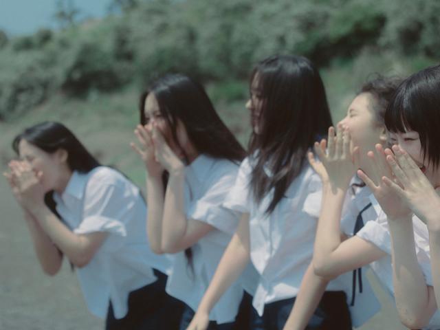 그룹 뉴진스의 신곡 '버블검' 뮤직비디오 한 장면. 어도어 제공