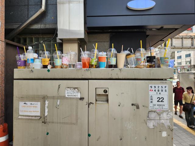 서울 중구 명동역 인근 한 변압기 위에 먹다 버린 일회용컵이 수북하게 올려져 있다. 온라인 커뮤니티 캡처