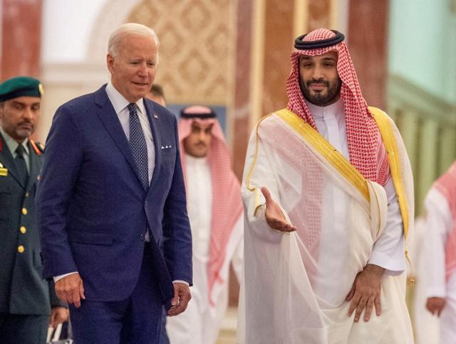 조 바이든(사진 왼쪽) 미국 대통령이 지난 2022년 7월 사우디아라비아 해변 도시 제다를 방문해 무함마드 빈살만 사우디 왕세자와 대화를 나누고 있다. 제다=로이터 연합뉴스
