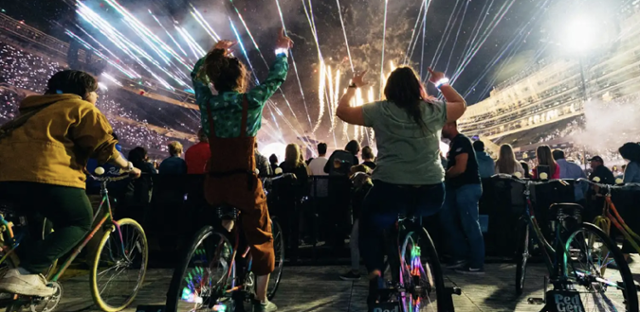 콜드플레이의 한 공연에서 팬들이 전기를 발생하는 자전거를 타며 공연을 즐기고 있다. 콜드플레이 홈페이지