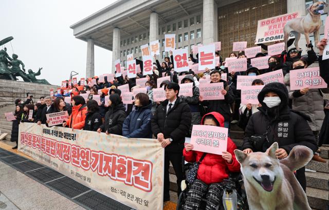 개 식용 종식을 위한 국민행동 활동가들이 1월 9일 서울 여의도 국회 본관 계단 앞에서 개식용 종식 특별법 제정 환영 기자회견을 하고 있다. 뉴스1