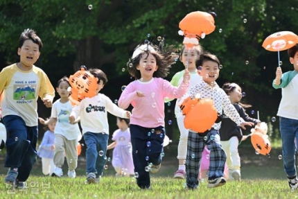 야외학습을 나온 어린이들이 어린이날을 사흘 앞둔 2일 서울 송파구 올림픽공원 한성백제박물관 앞에서 비눗방울 놀이를 하고 있다. 신용주 인턴기자
