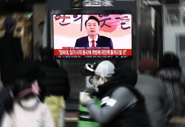 2022년 3월 20일 당선자 신분이었던 윤석열 대통령이 대통령실 용산 이전을 공식화하는 기자회견이 TV 모니터를 통해 나오고 있다. 연합뉴스