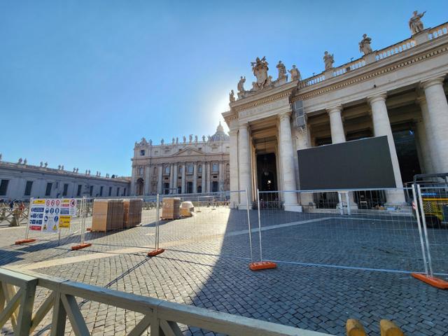 지난해 8월 19일 바티칸 성 베드로 광장에서 삼성전자 옥외 전광판 설치 작업이 진행되고 있다. 바티칸=연합뉴스