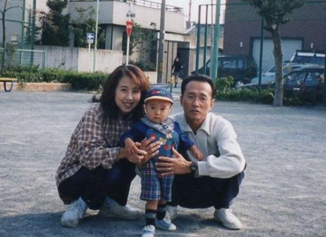 다카바 사토루와 배우자 나미코, 아들 고헤이가 나미코의 생전에 찍은 가족 사진. 1999년 나미코는 일본 아이치현 나고야시의 아파트 자택에서 무참히 살해당했지만 25년이 지난 지금까지도 범인을 찾지 못해 미제 사건으