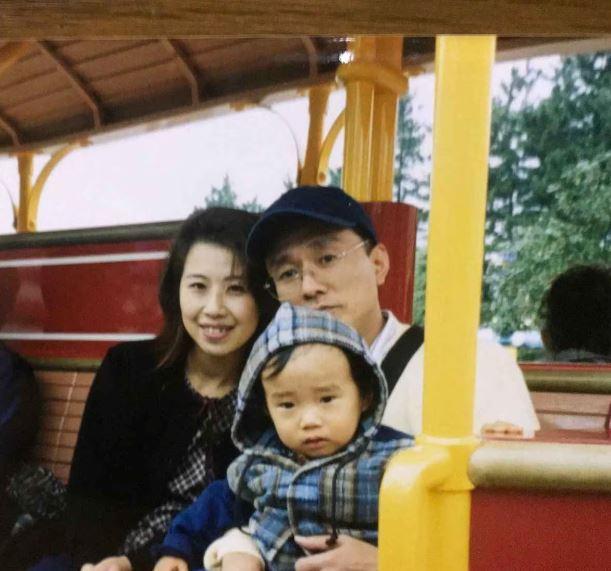 다카바 사토루와 배우자 나미코, 아들 고헤이가 나미코가 살해당하기 전달 도쿄 디즈니랜드를 방문해 찍은 가족 사진. 1999년 나미코는 일본 아이치현 나고야시의 자택에서 무참히 살해당했지만 25년이 지난 지금까지도 범