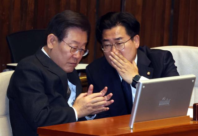 이재명(왼쪽) 더불어민주당 대표와 박찬대 의원이 2일 오후 서울 여의도 국회에서 열린 제414회 국회(임시회) 제1차 본회의에서 대화를 나누고 있다. 뉴시스