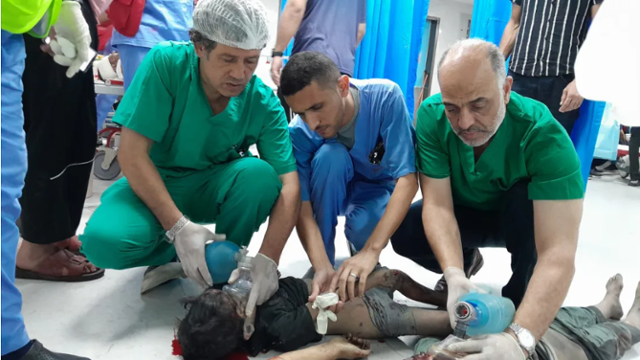 팔레스타인 외과의사 아드난 알부르시(왼쪽)가 가자지구의 한 병원에서 부상당한 어린이를 치료하던 모습. 알부르시는 지난달 19일 이스라엘 교도소에서 사망한 것으로 전해졌다. 가자지구 보건부 제공