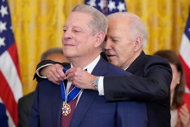 조 바이든 미국 대통령이 3일 워싱턴 백악관에서 앨 고어 전 부통령에게 '대통령 자유의 메달'을 수여하고 있다. 워싱턴=AP 연합뉴스