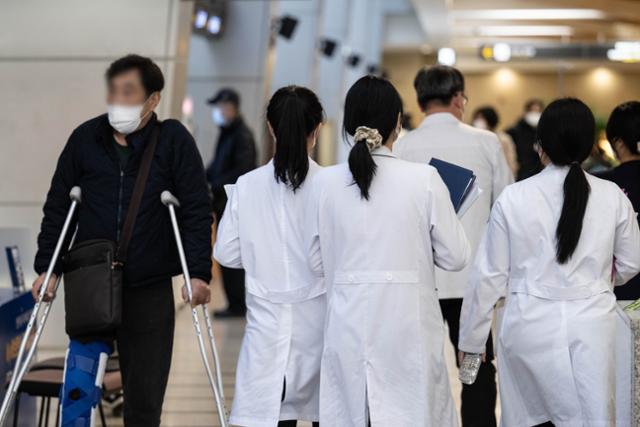 서울의 한 병원에서 의료진이 근무하고 있다. 이한호 기자