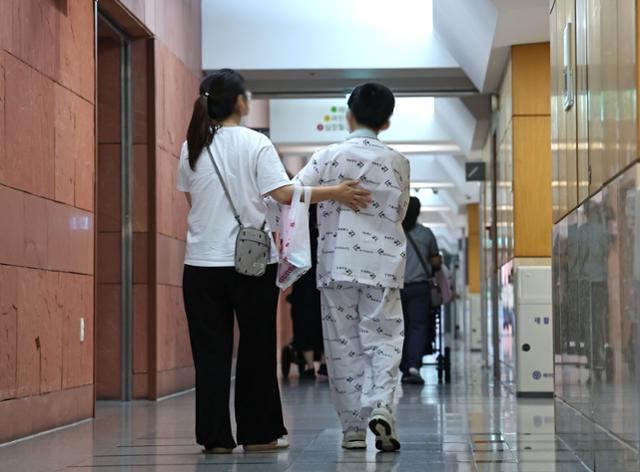 어린이날인 5일 서울의 한 대학병원에서 어린이 환자가 보호자 부축을 받으며 걸음을 옮기고 있다. 연합뉴스