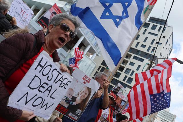 하마스에 끌려간 인질의 가족과 이들의 지지자들이 토니 블링컨 미국 국무장관이 방문한 지난달 22일 이스라엘 텔아비브에서 인질 석방과 미국의 개입을 촉구하며 시위하고 있다. 텔아비브=AFP 연합뉴스