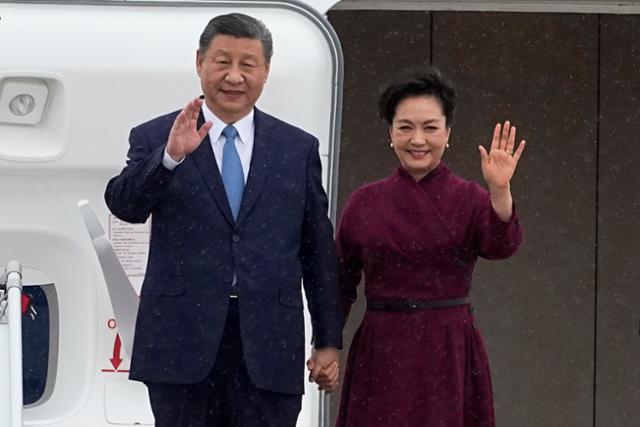 시진핑(왼쪽) 중국 국가주석과 그의 부인 펑리위안 여사가 5일 프랑스 파리 오를리 공항에 도착해 손을 흔들고 있다. 파리=AP 연합뉴스