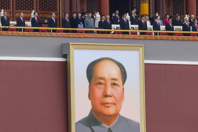 중국공산당 창당 100주년이었던 2021년 7월 1일 베이징 톈안먼 망루 위에 시진핑(앞줄 중앙 회색 인민복 차림) 국가주석 등 당 지도부가 1949년 10월 같은 장소에서 신중국 건국을 선포한 마오쩌둥의 대형 초상