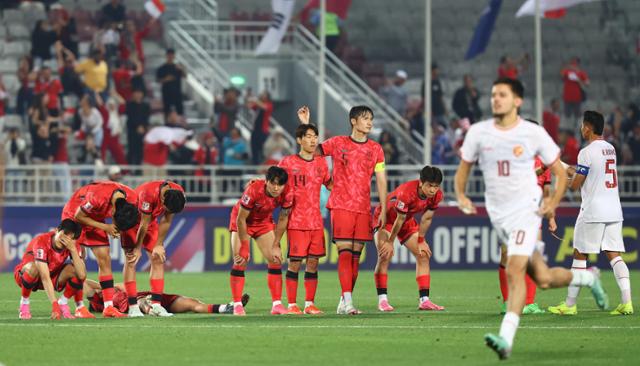 4월 25일 카타르 도하 압둘라 빈 칼리파 스타디움에서 열린 2024 아시아축구연맹(AFC) U-23 아시안컵 8강전 대한민국과 인도네시아의 경기 승부차기에서 한국 선수들이 10-11로 패한 뒤 아쉬워하고 있다. 도