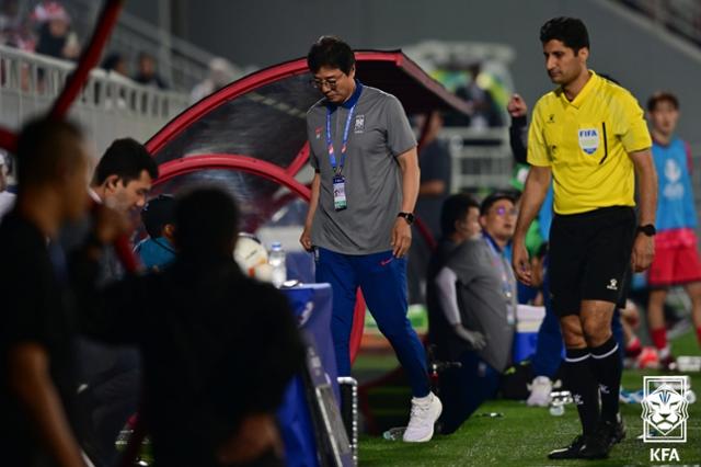 지난 4월 26일 카타르 도하 압둘라 빈 칼리파 스타디움에서 열린 2024 아시아축구연맹(AFC) 23세 이하(U-23) 아시안컵 8강 한국과 인도네시아의 경기에서 황선홍 감독이 퇴장을 당한 뒤 경기장을 나서고 있다