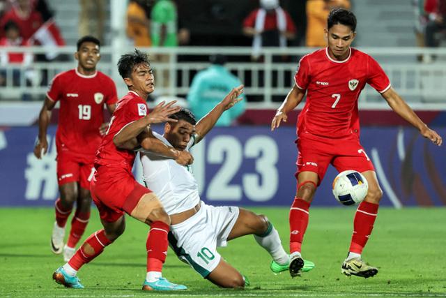 인도네시아 축구국가대표(U23) 선수들(붉은색 유니폼)이 2일 카타르 도하의 압둘라 빈 칼리파 스타디움에서 열린 U23 2024 아시안컵 3, 4위전 이라크와 경기에서 상대 공격을 수비하고 있다. 도하=AFP 연합뉴