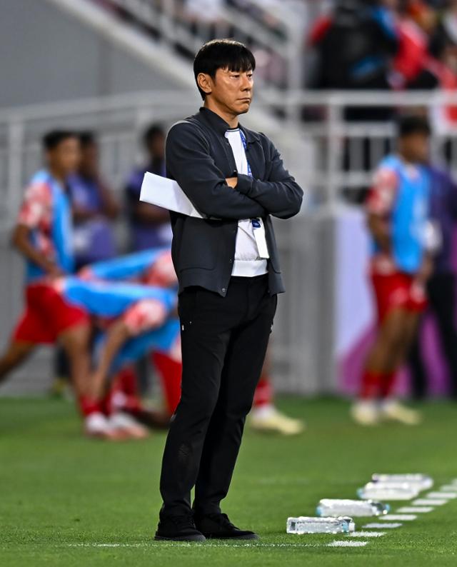 인도네시아 23세 이하(U23) 축구 대표팀의 신태용 감독이 4월 29일 카타르 도하의 압둘라 빈 할리파 스타디움에서 열린 2024 아시아축구연맹(AFC) 아시안컵 준결승 우즈베키스탄과의 경기를 지켜보고 있다. 카타