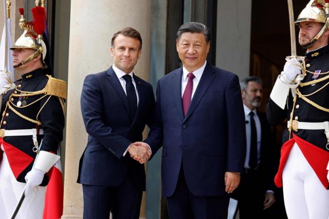 에마뉘엘 마크롱(왼쪽 두 번째) 프랑스 대통령이 6일 프랑스 파리 엘리제궁에서 시진핑(세 번째) 중국 국가주석과 악수하고 있다. 파리=AFP 연합뉴스