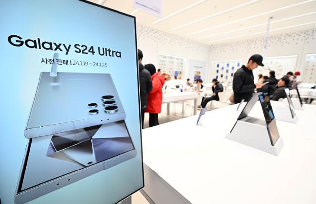 Citizens inspecting displayed products at the Samsung Store Hongdae branch in Mapo-gu, Seoul on January 18, ahead of the official release of the Samsung Galaxy S24 series. Reporter Park Si-mon