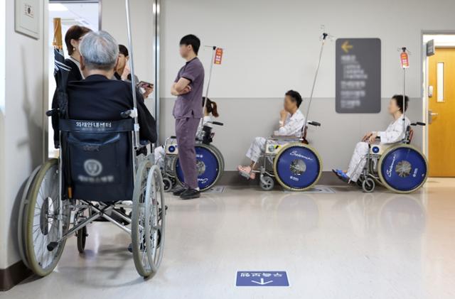7일 오전 서울의 한 대학병원에서 환자들이 검사를 받기 위해 줄지어 대기하고 있다. 연합뉴스