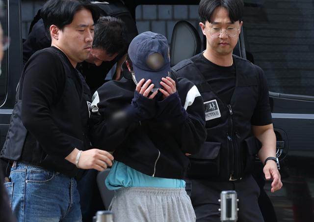 서울 강남역 인근 건물 옥상에서 연인을 살해한 혐의를 받는 20대 남성 A씨가 8일 오후 서울중앙지법에서 열린 구속 전 피의자 심문(영장실질심사)에 출석하고 있다. 뉴스1
