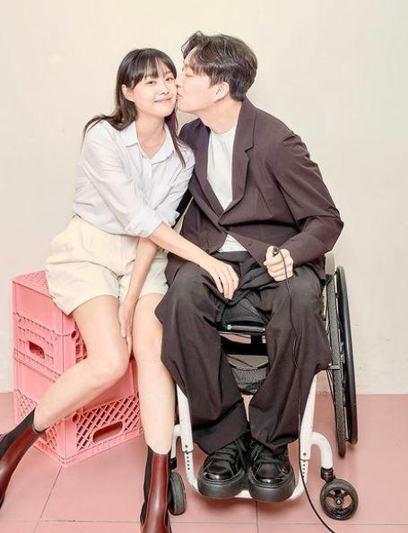 그룹 시크릿 출신 배우 송지은(왼쪽)과 휠체어를 타고 유튜버로 활동하고 있는 박위. 송지은 사회관계망서비스 캡처