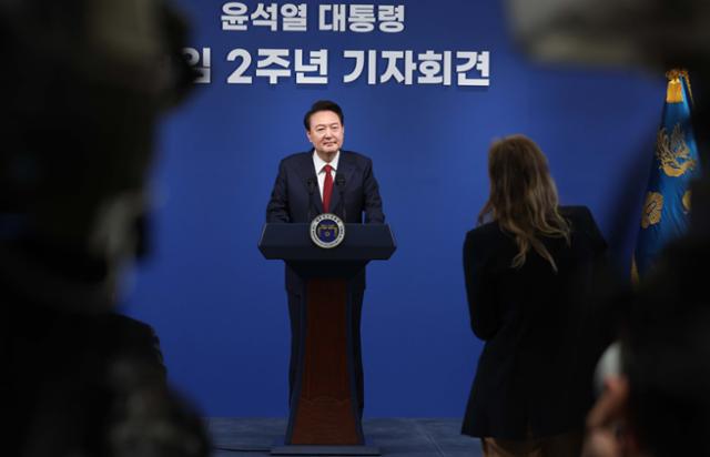 윤석열 대통령이 9일 서울 용산 대통령실 청사에서 열린 취임 2주년 기자회견에서 출입기자들의 질문을 받고 있다. 뉴시스