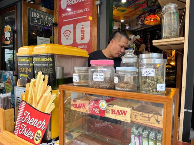 지난해 6월 태국 방콕의 노점에서 한 상인이 대마가 들어간 음료를 만들고 있다. 방콕=허경주 특파원