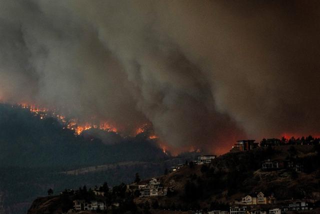 캐나다 브리티시컬럼비아주 웨스트켈로나의 한 삼림이 지난해 8월 국가 전역을 휩쓴 산불에 불타고 있다. 웨스트켈로나=로이터 연합뉴스