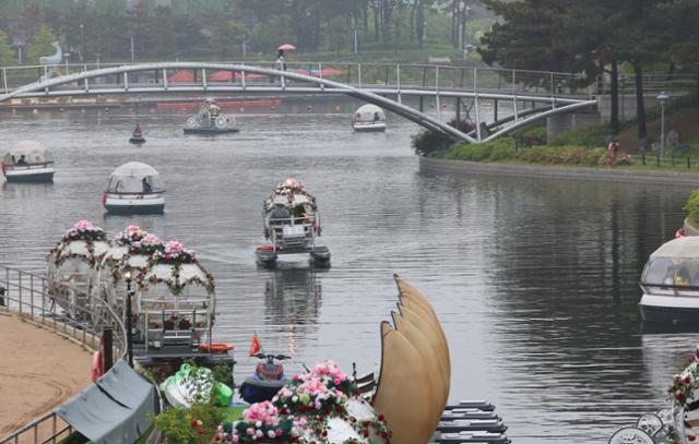 어린이날 연휴 마지막 날인 지난 6일 인천 연수구 송도 센트럴파크를 찾은 시민들이 빗속에서 보트를 타고 있다. 연합뉴스