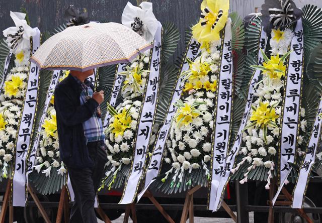 5일 서울 용산구 하이브 사옥 앞에 BTS 지지모임 관계자들이 보낸 화환이 세워져 있다. 연합뉴스