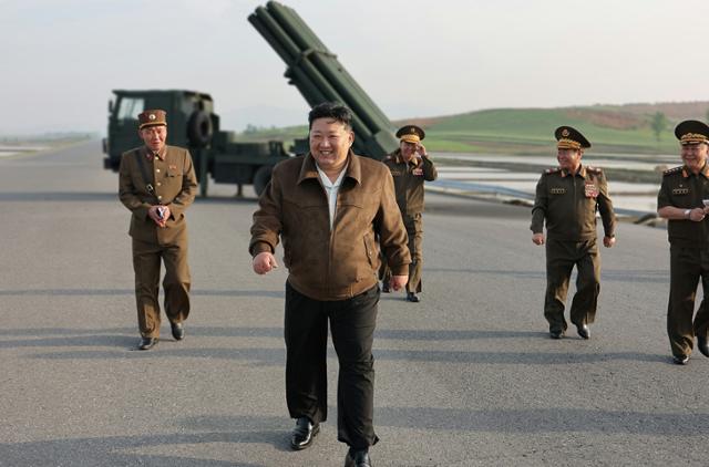 북한 노동당 기관지 노동신문은 11일 "김정은 동지께서 10일 기술갱신된 240㎜ 방사포 무기체계를 료해(파악)하시고 여러 국방기업소들에서 생산한 조종방사포탄의 시험사격을 보았다＂라고 보도했다. 뉴스1