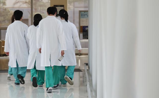 서울 시내 한 대형병원에서 의료진들이 걸어가고 있다. 뉴스1
