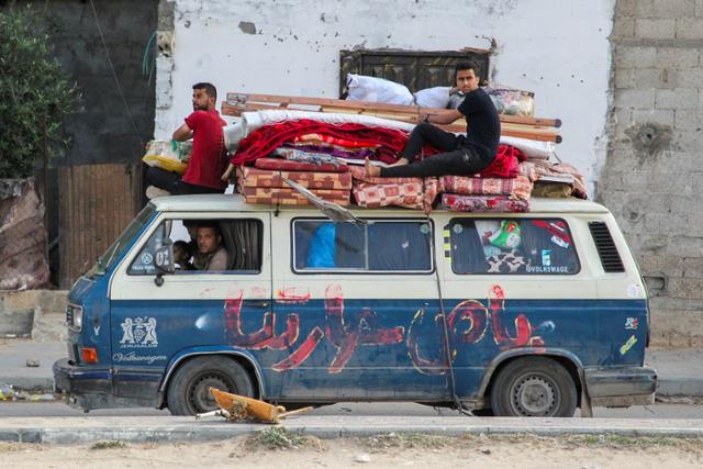 이스라엘이 전면전을 염두에 두고 민간인 대피령을 내린 가자지구 최남단 라파에서 팔레스타인 주민들이 12일 피란을 위해 차량에 올라 있다. 라파=로이터 연합뉴스