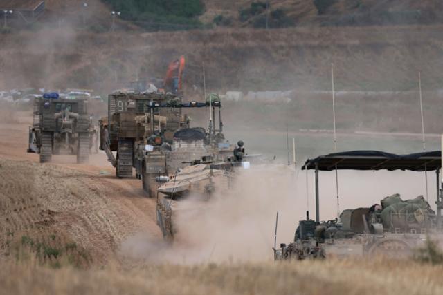 이스라엘 군용 차량이 12일 가자지구 국경으로 향하고 있다. 이스라엘=AFP 연합뉴스