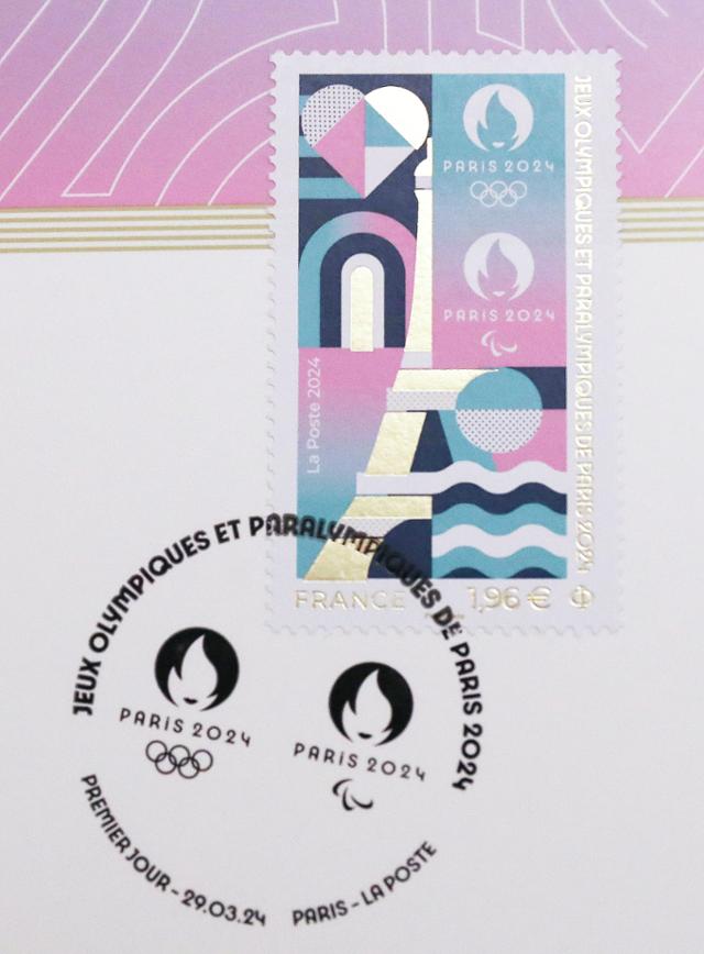 지난 4월 26일 프랑스 파리의 우정 박물관에서 2024 파리올림픽·패럴림픽 공식 기념우표가 공개되고 있다. 이 우표는 에펠탑, 센강 등 파리의 상징적인 장소와 육상 트랙, 올림픽 성화 등의 요소들로 디자인됐다. 파