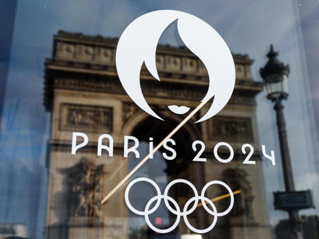 2024 파리 하계 올림픽 엠블럼과 개선문 모습. 파리=AFP 연합뉴스
