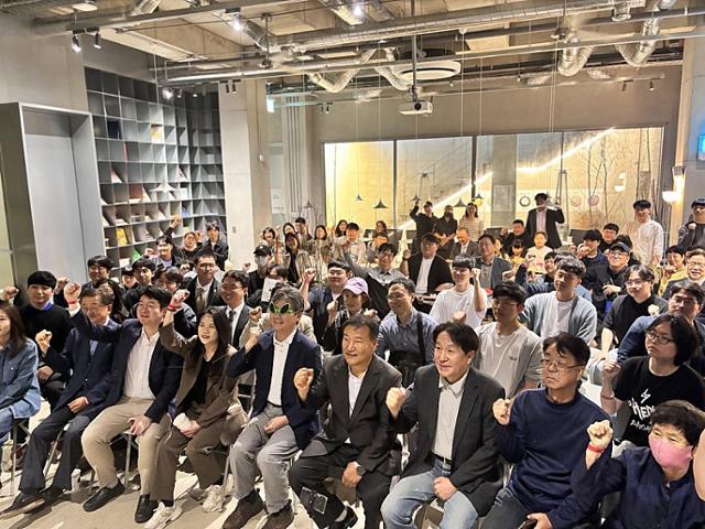유승민(앞줄 오른쪽에서 다섯 번째) 전 의원이 지난 11일 서울 강남구 한 카페에서 지지자 모임을 갖고 있다. 유승민 전 의원 측 제공