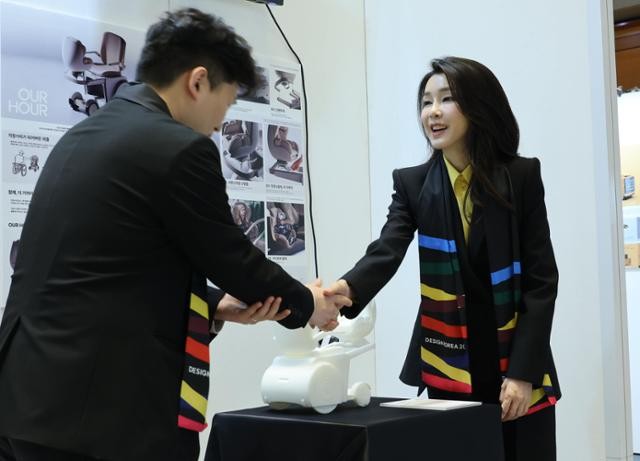 "총선 끝나고 명품 <b>쇼핑</b>"... <b>경찰</b>, 김건희 여사 게시글 <b>작성자</b> 추적