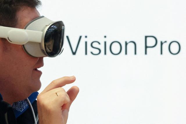 A male consumer experiencing the Vision Pro at an Apple store in New York in February. New York=Reuters Yonhap News