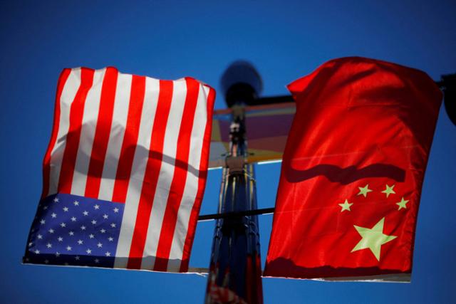지난해 11월 미국 매사추세츠주 보스턴의 한 가로등에 고정된 미국과 중국의 국기가 바람에 나부끼고 있다. 보스턴=로이터 연합뉴스