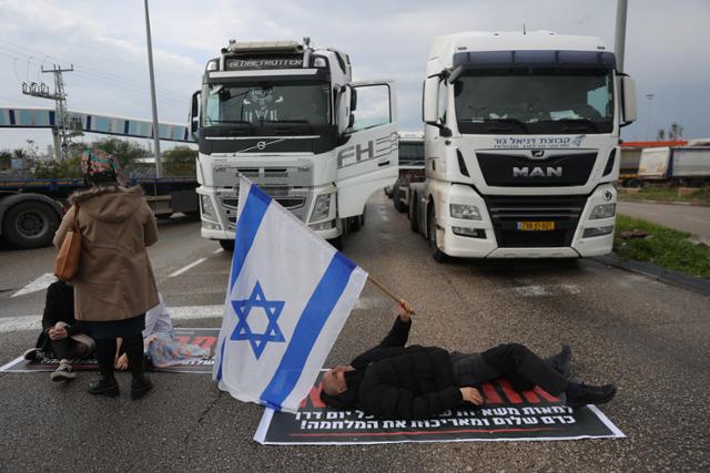 이스라엘 우익 활동가들이 지난 2월 1일 이스라엘 남부 야슈도드 항구 입구에서 가자지구로 향하는 구호트럭을 몸으로 막아서고 있다. 아슈도드=EPA 연합뉴스