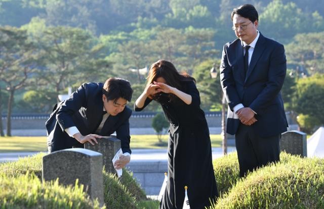 <b>이준석 대표</b>, 김해 국화 1000송이로 5·<b>18</b> 묘역 참배