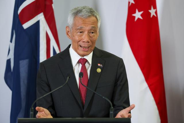 리셴룽 싱가포르 총리가 지난 3월 호주 멜버른에서 열린 동남아시아국가연합(ASEAN·아세안)과 호주 특별정상회의에서 앤서니 앨버니지 호주 총리와 양자회담 후 기자회견을 하고 있다. 20년간 장기집권한 리 총리는 15