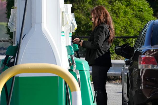 한 미국 소비자가 지난달 22일 시카고의 주유소에서 차량 연료비를 계산하고 있다. AP 연합뉴스