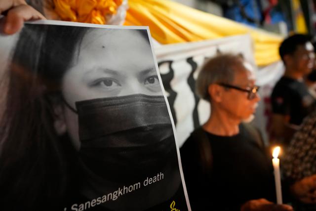 15일 태국 방콕에서 시민들이 왕실모독죄로 기소돼 단식투쟁을 하다 숨진 네티폰 사네상콤을 추모하고 있다. 방콕=AP 연합뉴스