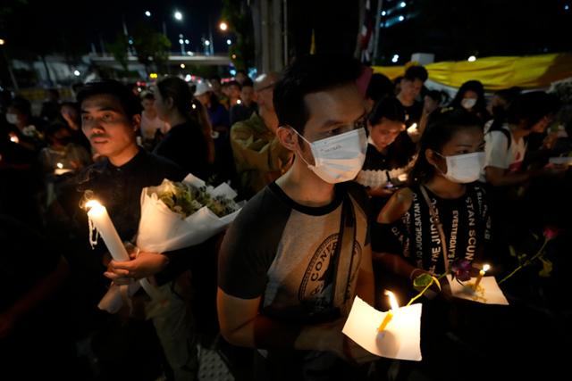 15일 태국 방콕에서 시민들이 왕실모독죄로 기소돼 단식투쟁을 하다 숨진 네티폰 사네상콤을 추모하고 있다. 방콕=AP 연합뉴스