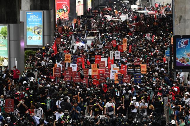 태국에서 대규모 반정부 시위가 벌어졌던 지난 2020년 11월 방콕에서 시민들이 '전제군주제 반대' '개혁은 폐지가 아니다' 등이 적힌 팻말을 들고 도심 거리를 행진하고 있다. 방콕=로이터 연합뉴스 자료사진