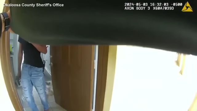 미국 플로리다주 보안관실이 지난 9일 공개한 보디캠 영상의 한 장면. 포슨이 지난 3일 총을 맞기 직전 보안관 호출에 총을 손에 든 채 문을 열고 있다. 유튜브 캡처